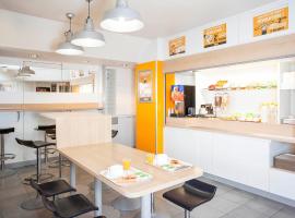勒克鲁佐蒙沙南TGV火车站F1酒店，位于Saint-Leu的酒店
