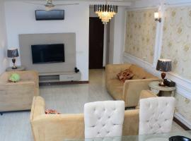 2 BR Apartment Serene , Central and Secure，位于拉合尔的分契式公寓