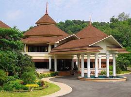 Hotel and Beach Bungalow at Lanta Resort，位于高兰的带停车场的酒店