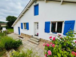 La maison aux volets bleus，位于Le Riols的酒店