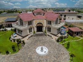 Luxury Hotel Near Islamabad Airport- BBQ, Pool, Waterfall, Gazebose，位于伊斯兰堡的酒店