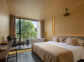 West Desert Luxury Holiday Homestay，位于敦煌的酒店