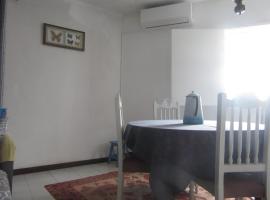 Cozy house with mountain view in Miranda do Corvo，位于科尔武河畔米兰达的酒店