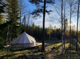 Luxe tent met uitzicht op het bos en met Sauna en hottub，位于Hammarn的酒店