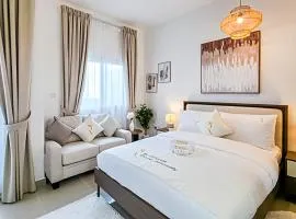 Peach Bliss Studio - Balcony, Pool & Gym Access Near Al Reef Beach