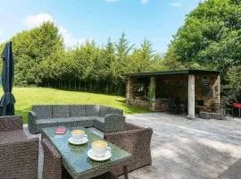Forest 2BR Apt gated free Parking 2 acres Garden