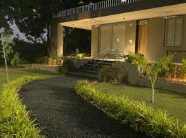 Serene stay in the lap of Nature，位于艾哈迈达巴德的酒店