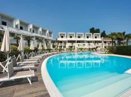 Oasi moderna con piscina a due passi dal mare