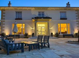 哈维勒特贝斯特韦斯特酒店，位于圣彼得港的带热水浴缸的酒店