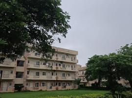 Home Stay with Giriraj View I On Parikrama Marg I 5 mins to ISKCON & Daan Ghati，位于Govardhan的酒店