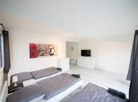 Monteurwohnung-fuer-5-Personen-mit-Balkon-Kueche-Ahrensburg-Naehe-Hamburg