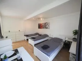 Monteurwohnung-mit-Terrasse-fuer-7-Personen-WLAN-TV-Kueche-Ahrensburg-Naehe-Hamburg-OD06c