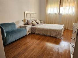 Spacious Private Room next to the airport