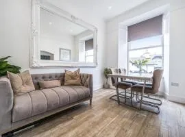 Luxury Stay, Steps to Cafes, Pubs & Trails Dogs OK