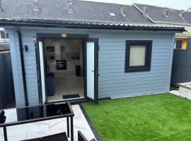 The Cabin Near Galway City Centre 7Mins，位于戈尔韦的酒店