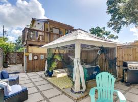 3 Mi to Boardwalk Bacliff Apartment with Hot Tub，位于Bacliff的酒店