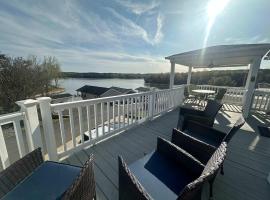 Badin Shores Resort - Excellent Lake View Home - Pools & Lots of Amenities - Great Porch Area - Family，位于New London的酒店