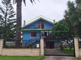 Casa Julia, primera línea de playa junto a las Catedrales，位于San Miguel Reinante的酒店