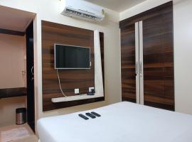 Hotel Maval Grrand，位于Talegaon Dābhāde的酒店