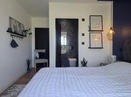 Up Shed - Modern Countryside King-size Ensuite With Own Access
