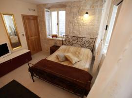 楚爱阁温&索罗那公寓酒店，位于特罗吉尔的酒店