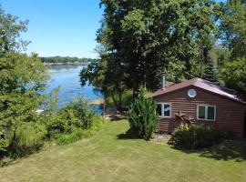 Secluded Waterfront Cottage with Kayaks and Fire Pit，位于斯特金贝的酒店