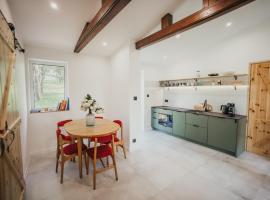 Śliwkowy Sad-Plum Orchard-Jura，位于Mir&oacute;w的乡村别墅