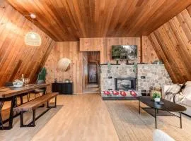 Rustic A Frame with Hot Tub Fire pit and BBQ