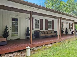 Rough River Lake Hideaway Your Lakeside Escape，位于Fentress McMahan的酒店