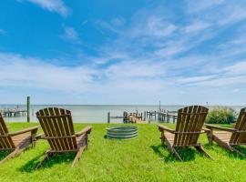 Dock and Fire Pits Hague Hideaway on the Potomac，位于Hague的酒店