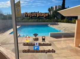 Iago lodge azur, 5 minutes à pied de la plage，位于弗雷瑞斯的酒店