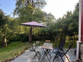 Charming Countryside Cottage，位于瓦尔科瑞尔的带停车场的酒店