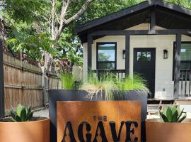 Cozy 1BR Tiny Home near Downtown and NB Rivers，位于新布朗费尔斯的小屋