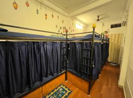 Spiritual Backpackers，位于乌贾因的酒店