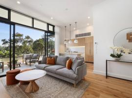 Luxurious Penthouse - Park, Golf Course, Ocean views，位于Collaroy的酒店