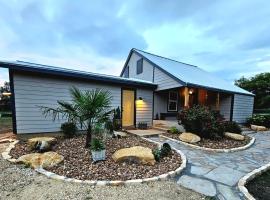 Historic Farmhouse - Tranquil Country Nature Escape，位于Hondo的酒店