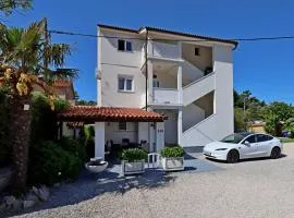 Apartments with parking space Palit, Rab - 24073