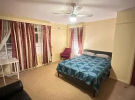 Spacious Queen Room in Comfortable Home - KV7