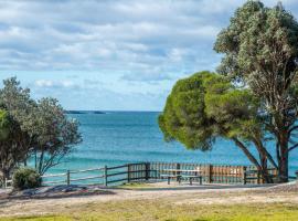 Luxury Beachfront Waves, Sand & Wine Nights，位于伊登的酒店