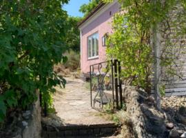 Mysigt stenhus i Simrishamn，位于锡姆里斯港的酒店