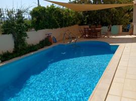Apartment with a garden, BBQ, swimming pool and jacuzzi，位于Dhráfi的酒店