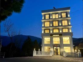 Claret inn by Lawrence Hotels，位于Banikhet的酒店