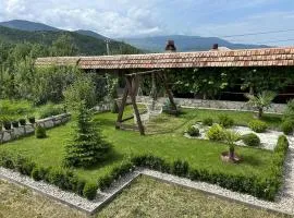 Дом на лоне горы с удобствами и красивым видом на горы и сад