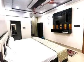 R K Majestic Mirage 5 MINUTES FROM RAILWAY STATION AND BUS STAND 5 MINUTES FROM JANMBHOOMI FREE WIFI, PARKING, 247 SECURITY