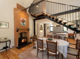 The Old School Romantic Stay for 2 Adelaide Hills，位于Balhannah的酒店