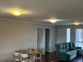 Secure 4BR Garage Whyalla，位于Whyalla Airport的酒店