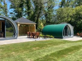 Kinelarty Luxury Glamping Pods Downpatrick，位于唐帕特里克的酒店