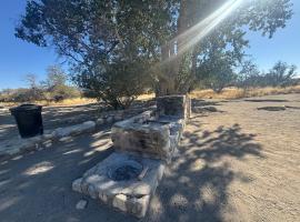 Tsauchab River Camp Campsite，位于塞斯瑞姆的带停车场的酒店