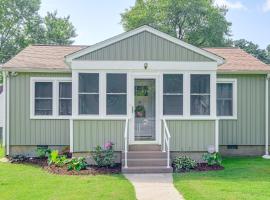 Less Than 1 Mi to Colonial Beach Coastal Gem with 2 Porches，位于科洛尼尔比奇的酒店