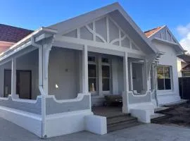 Beach Bungalow Henley - 4 minute walk to the Beach